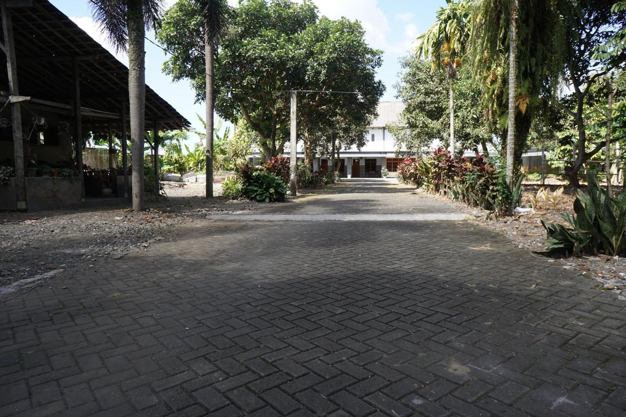 Oyo 93277 Kemiloko Syariah Hotel Mojokerto